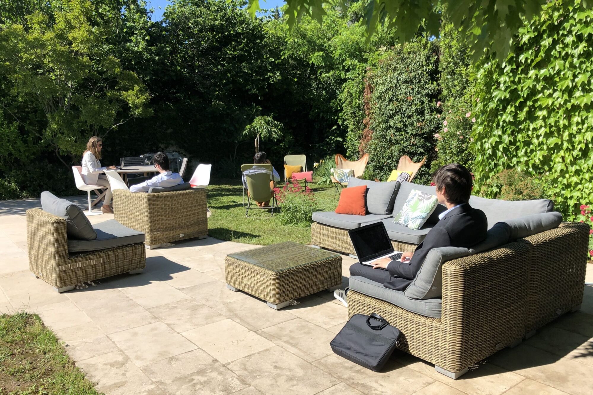 AMENAGEMENT DE BUREAUX ET DESPACES DE TRAVAIL A LYON COWORKING DEXTERIEUR BLOOM INSIDE SCALED 1 EDITED | Atypik Immobilier Transformez votre entreprise avec un espace extérieur inspirant ! Kingersheim 2