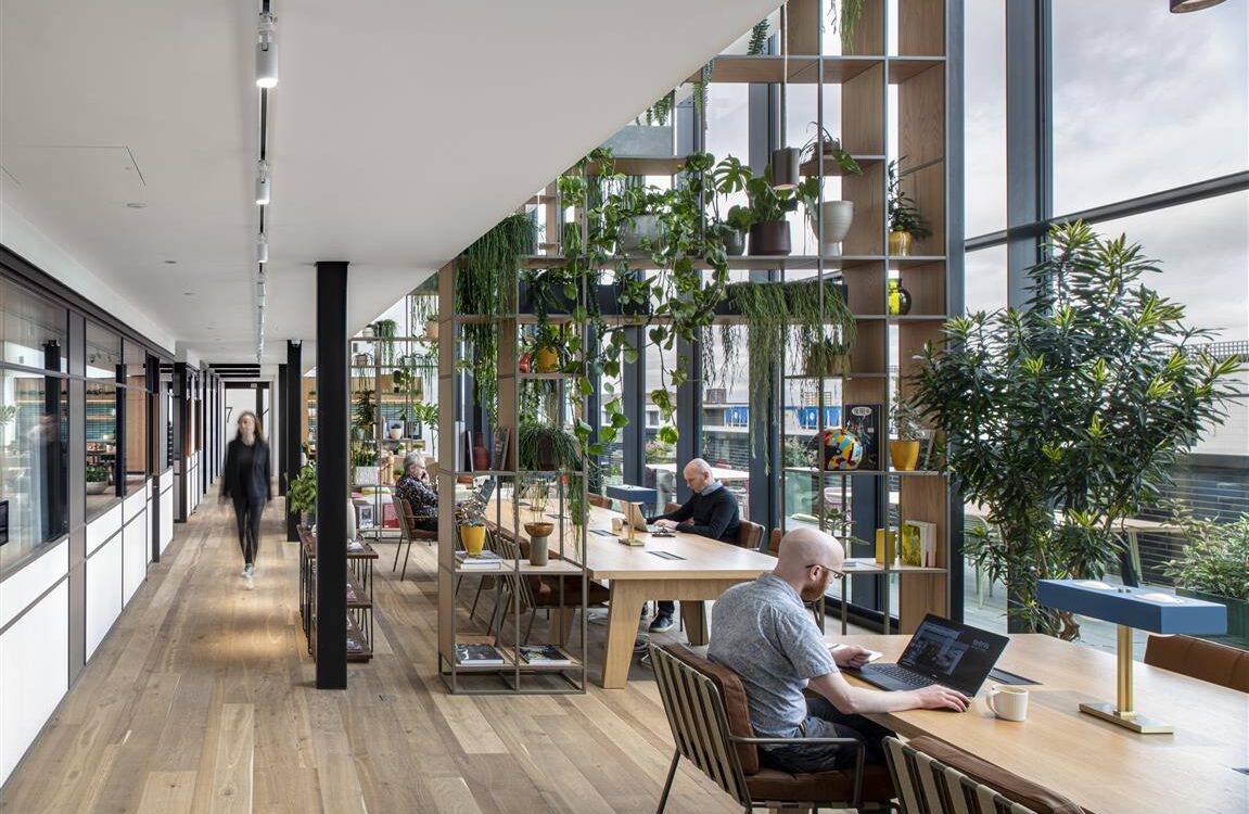 GREEN WORKPLACE DESIGN CREATES FEEL GOOD FACTOR_1 1151X750 | Atypik Immobilier Design & durabilité : Comment intégrer des solutions écoresponsables dans vos bureaux ! Rixheim